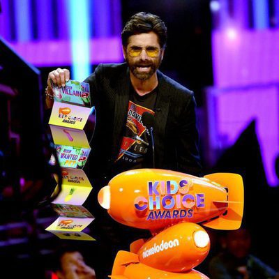 John Stamos recoge el premio en los Nickelodeon's 2017 Kids' Choice Awards