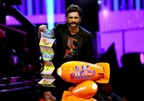 John Stamos recoge el premio en  los Nickelodeon's 2017 Kids' Choice Awards