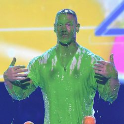 John Cena manchado con el moco verde en los Nickelodeon's 2017 Kids' Choice Awards