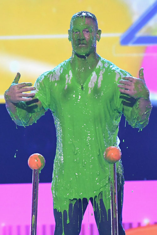 John Cena manchado con el moco verde en los Nickelodeon's 2017 Kids' Choice Awards