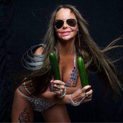 Leticia Sabater posa sujetando unos pepinos para su nuevo videoclip, " Toma Pepinazo"