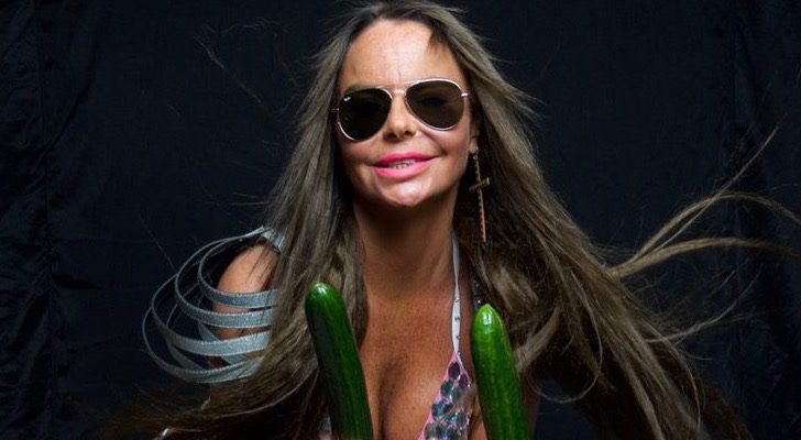 Leticia Sabater posa sujetando unos pepinos para su nuevo videoclip, " Toma Pepinazo