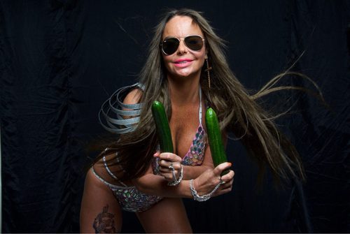 Leticia Sabater posa sujetando unos pepinos para su nuevo videoclip, " Toma Pepinazo"