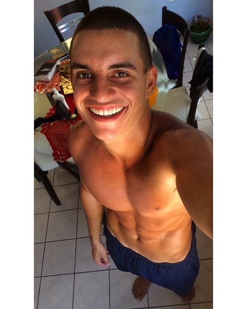 Antonio Rafaski, concursante del reality brasileño 'Big Brother', se fotografía sin camiseta
