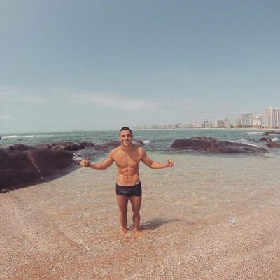 Antonio Rafaski posa semidesnudo en la playa brasileña antes de 'GH VIP 5'