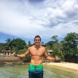 Manoel, concursante de 'Big Brother' de Brasil y participante de 'GH VIP 5', posa semidesnudo en la playa brasileña
