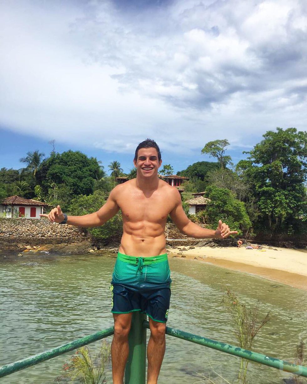 Manoel, concursante de 'Big Brother' de Brasil y participante de 'GH VIP 5', posa semidesnudo en la playa brasileña