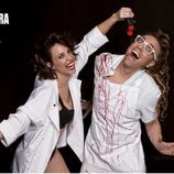 Torito y Nerea Garmendia ( 'Allí abajo') posan para Primera Línea y utilizan un bote de sirope de fresa