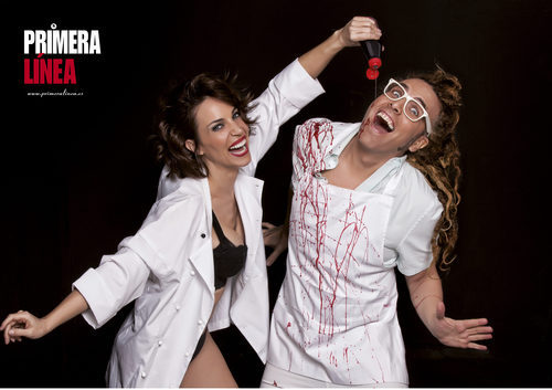 Torito y Nerea Garmendia ( 'Allí abajo') posan para Primera Línea y utilizan un bote de sirope de fresa