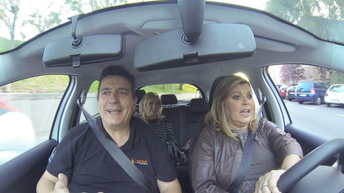 Terelu Campos aprende a conducir junto a su hermana Carmen en la sexta  entrega de 'Las Campos'