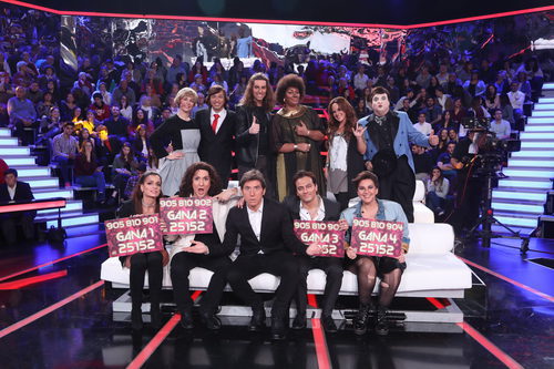 Los concursantes junto a Manel Fuentes en la segunda gala de 'Tu cara no me suena todavía'