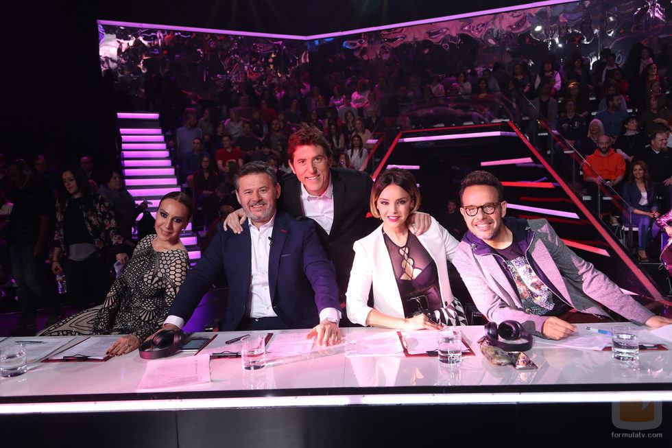 El jurado posa junto a Manel Fuentes en la segunda gala de 'Tu cara no me suena todavía'