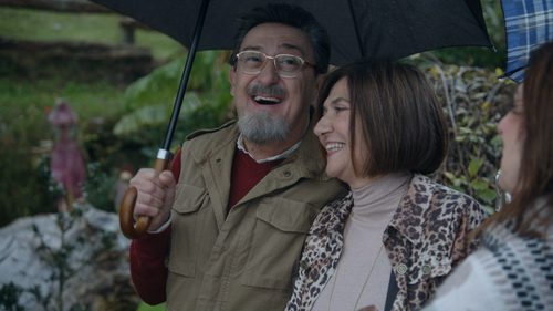Maritxu (Ane Gabarain) y Benito (Mariano Peña ) en el primer capítulo de la tercera temporada de 'Allí abajo'