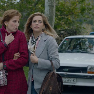 Carmen (María León) y Dolores (Mari Paz Sayago) en el primer capítulo de la tercera temporada de 'Allí abajo'