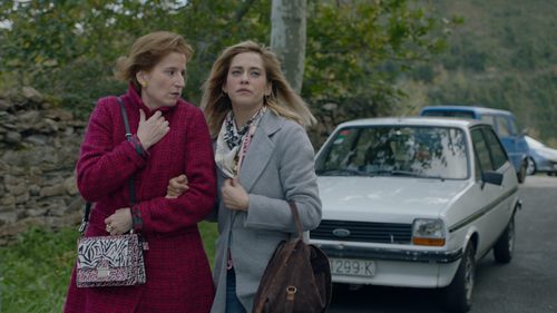 Carmen (María León) y Dolores (Mari Paz Sayago) en el primer capítulo de la tercera temporada de 'Allí abajo'