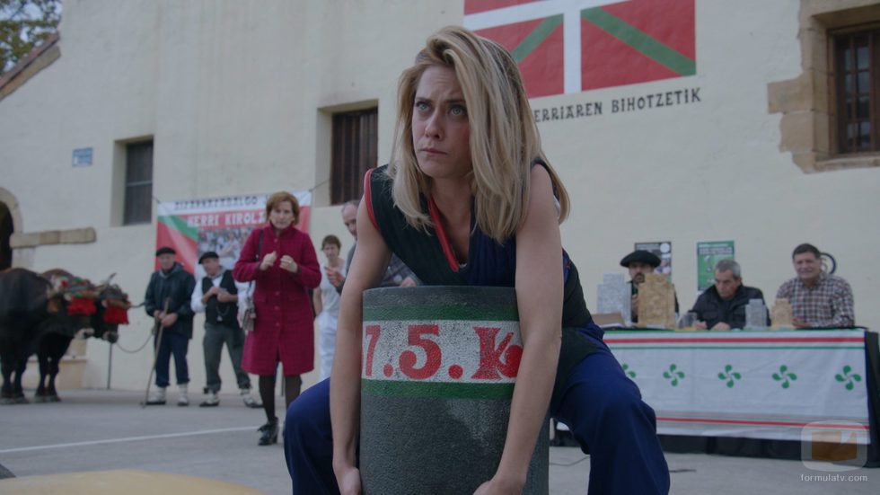 Carmen (María León) en el primer capítulo de la tercera temporada de 'Allí abajo'