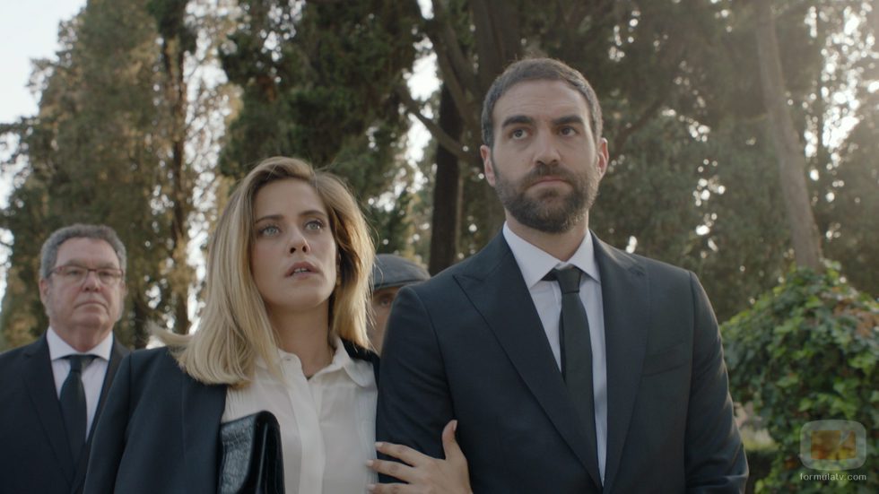 Carmen e Iñaki acuden al entierro de Benito en el primer capítulo de la tercera temporada de 'Allí abajo'
