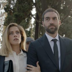 Carmen e Iñaki acuden al entierro de Benito en el primer capítulo de la tercera temporada de 'Allí abajo'