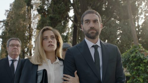 Carmen e Iñaki acuden al entierro de Benito en el primer capítulo de la tercera temporada de 'Allí abajo'