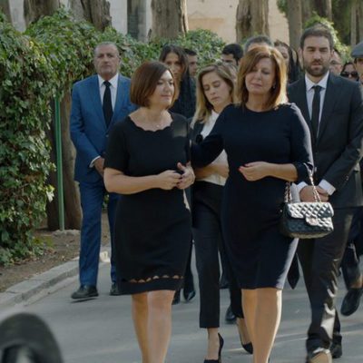 Maritxu y Bego en el entierro de Benito en el primer capítulo de 'Allí abajo'