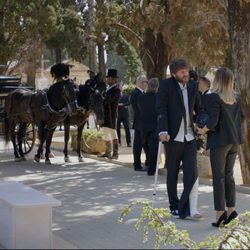 Jozé (Salva Reina) acude al entierro de Benito en el primer capítulo de la tercera temporada de 'Allí abajo'