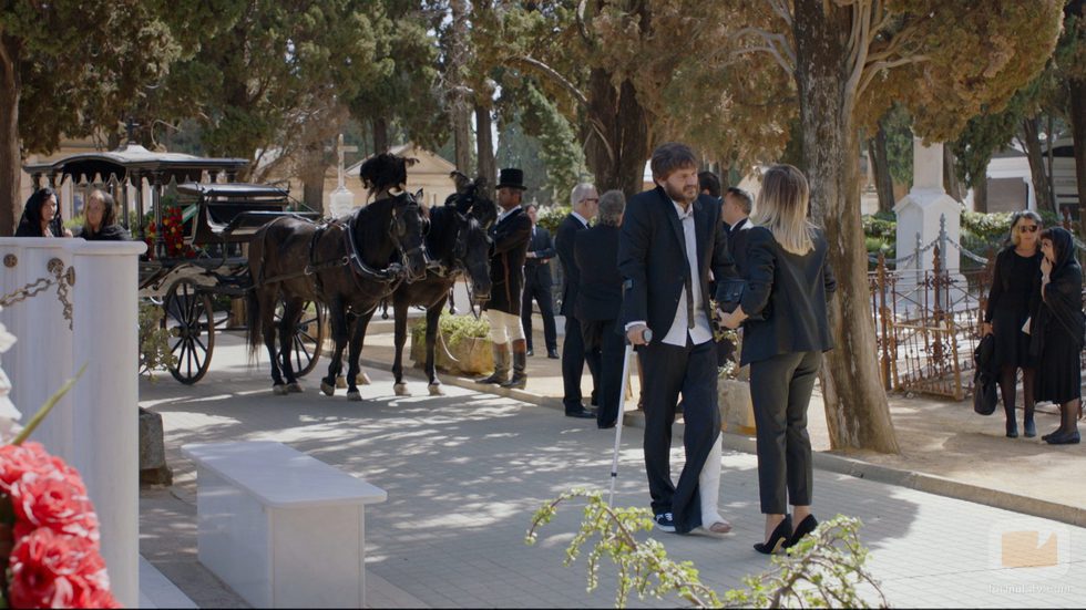Jozé (Salva Reina) acude al entierro de Benito en el primer capítulo de la tercera temporada de 'Allí abajo'