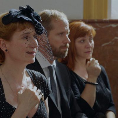 Dolores (Mari Paz) asiste al entierro de Benito en el primer capítulo de la tercera temporada de 'Allí abajo'