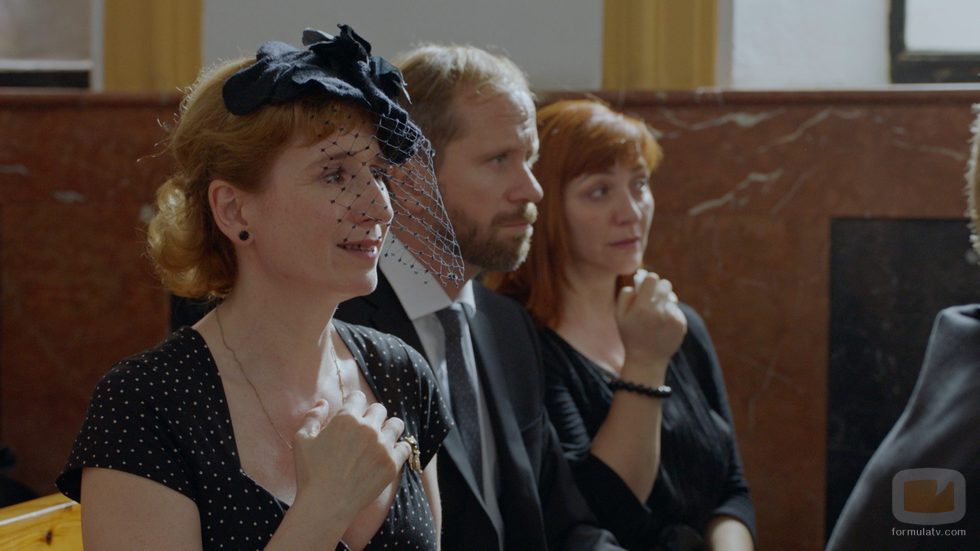 Dolores (Mari Paz) asiste al entierro de Benito en el primer capítulo de la tercera temporada de 'Allí abajo'