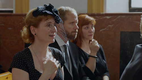 Dolores (Mari Paz) asiste al entierro de Benito en el primer capítulo de la tercera temporada de 'Allí abajo'