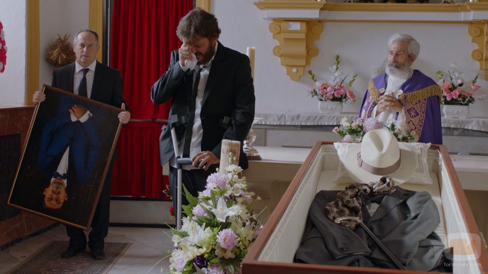Jozé (Salva Reina) llora por la muerte de Benito en el primer capítulo de la tercera temporada de 'Allí abajo'