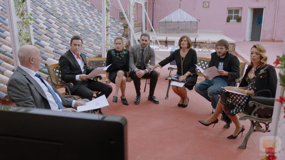 Los vecinos y familiares se reúnen después de la muerte de Benito en el primer capítulo de la tercera temporada de 'Allí abajo'