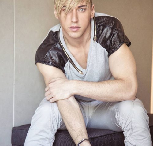 Hrisio Busasov (bailarín de 'Tu cara no me suena todavía') muestra sus músculos