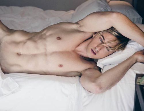 Hrisio Busasov (bailarín de 'Tu cara no me suena todavía') posa  desnudo tumbado en la cama