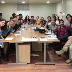 El equipo de 'Acacias 38' se reúne tras el incendio en el plató