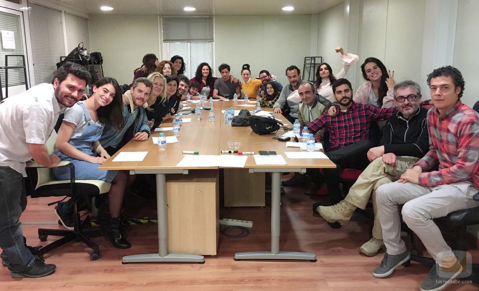 El equipo de 'Acacias 38' se reúne tras el incendio en el plató