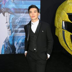 Ludi Lin posa en la premiere de "Power Rangers" en Los Ángeles