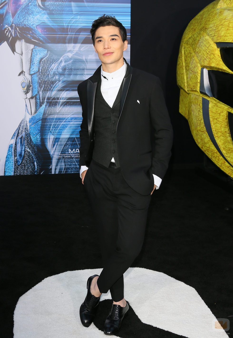 Ludi Lin posa en la premiere de "Power Rangers" en Los Ángeles