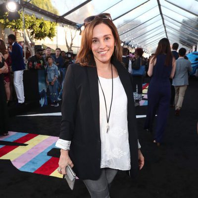 Amy Jo Johnson posa en la premiere de "Power Rangers" en Los Ángeles