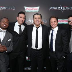 Austin St. John, Walter Jones, David Yost, Jason David Frank y Saban en la premiere de "Power Rangers"