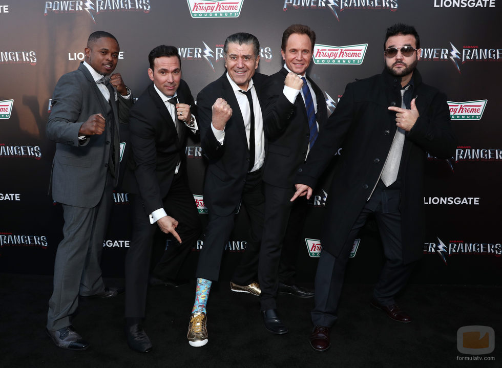 Austin St. John, Walter Jones, David Yost, Haim Saban y Jason David Frank posan en la premiere de "Power Rangers"