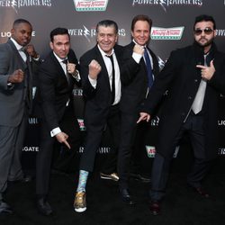 Austin St. John, Walter Jones, David Yost, Haim Saban y Jason David Frank posan en la premiere de "Power Rangers"