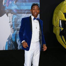 RJ Cyler posa en la premiere de "Power Rangers" en Los Ángeles