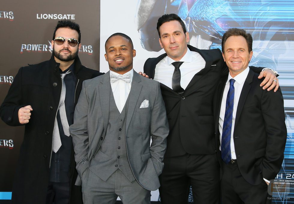 Austin St. John, Walter Jones, David Yost y Jason David Frank posan en la premiere de "Power Rangers"