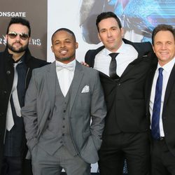 Austin St. John, Walter Jones, David Yost y Jason David Frank posan en la premiere de "Power Rangers"