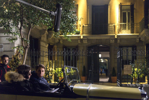 Blanca Suárez y Martín Rivas en un coche en el rodaje de 'Las Chicas del cable'