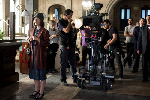 Nadia de Santiago y el equipo técnico de 'Las chicas del cable'