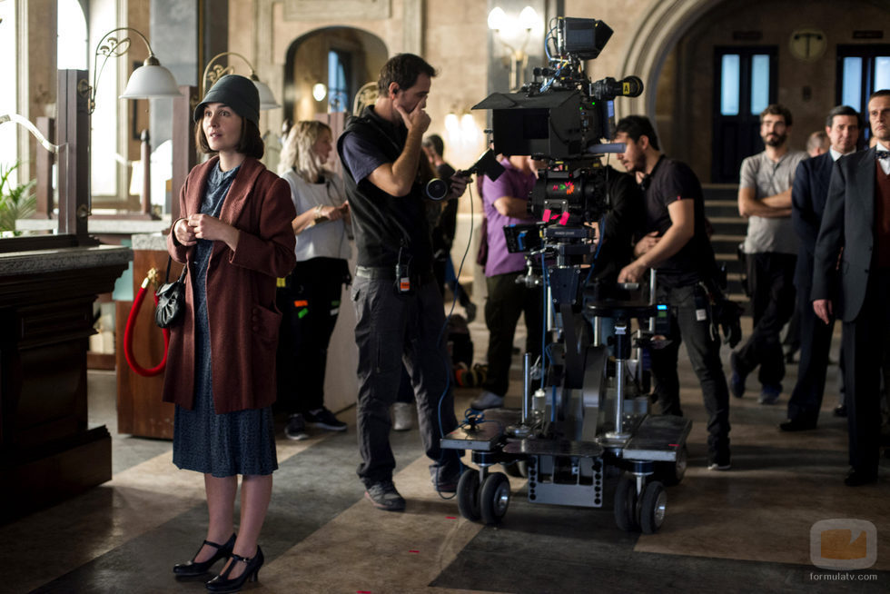 Nadia de Santiago y el equipo técnico de 'Las chicas del cable'