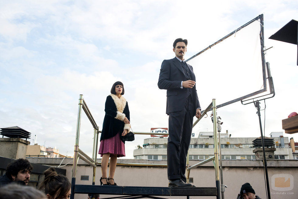 Maggie Civantos y Sergio Mur rodando 'Las chicas del cable'