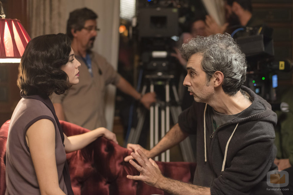 Blanca Suárez recibe indicaciones durante el rodaje de 'Las chicas del cable'