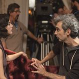 Blanca Suárez recibe indicaciones durante el rodaje de 'Las chicas del cable'